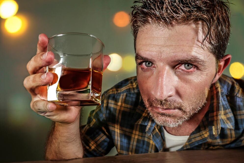 Un homme d'alcool semble douloureux